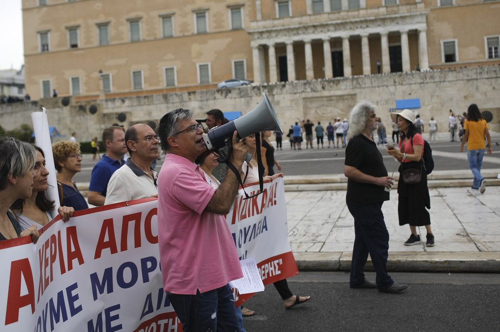 V Aténách probíhají protesty proti navrženým změnám v oblasti pracovního práva. Ty ochromily dopravu.