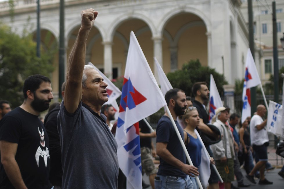 V Aténách probíhají protesty proti navrženým změnám v oblasti pracovního práva. Ty ochromily dopravu.