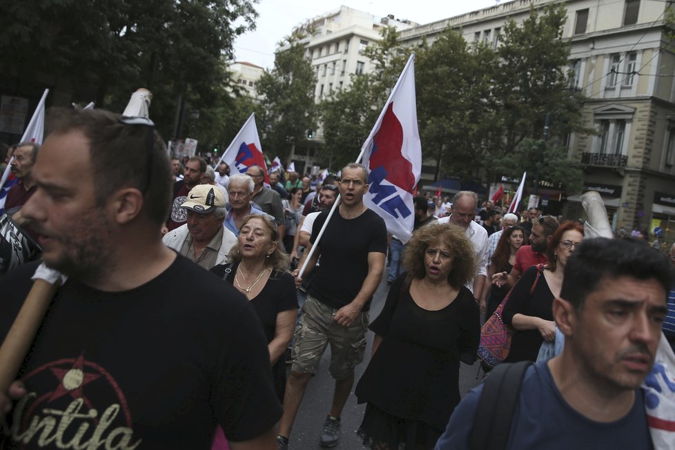 V Aténách probíhají protesty proti navrženým změnám v oblasti pracovního práva. Ty ochromily dopravu.