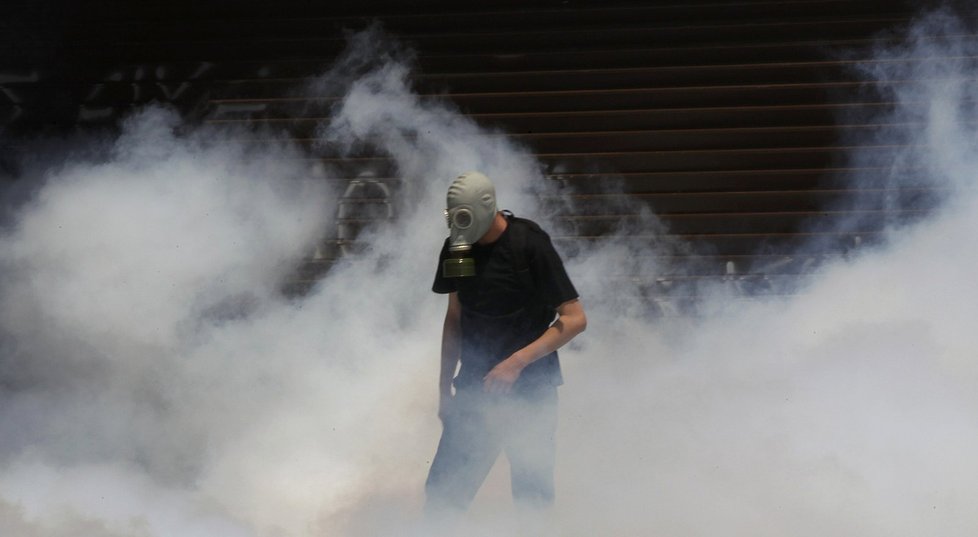 Policisté proti demonstrantům zasahují slzným plynem, ti jsou ale vybaveni