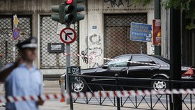 Řecký expremiér a bývalý viceprezident Evropské centrální banky (ECB) Lukas Papadimos byl v Aténách zraněn při výbuchu ve svém voze.