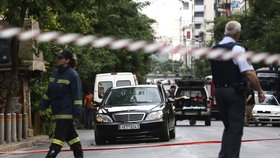 Řecký expremiér a bývalý viceprezident Evropské centrální banky (ECB) Lukas Papadimos byl v Aténách zraněn při výbuchu ve svém voze.