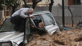 Lidé žene pomohli ze svízelné situace