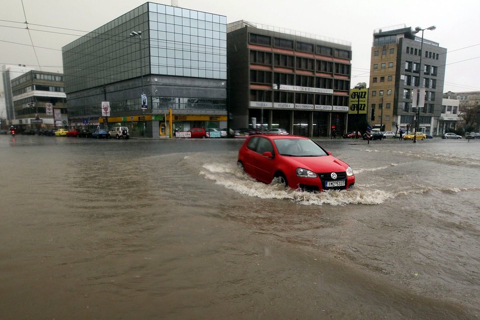 Lidé se snaží projet zatopenými ulicemi