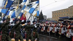 Tisíce Řecků sledovaly v Athénách tradiční vojenskou přehlídku