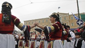 Tisíce Řecků sledovaly v Athénách tradiční vojenskou přehlídku