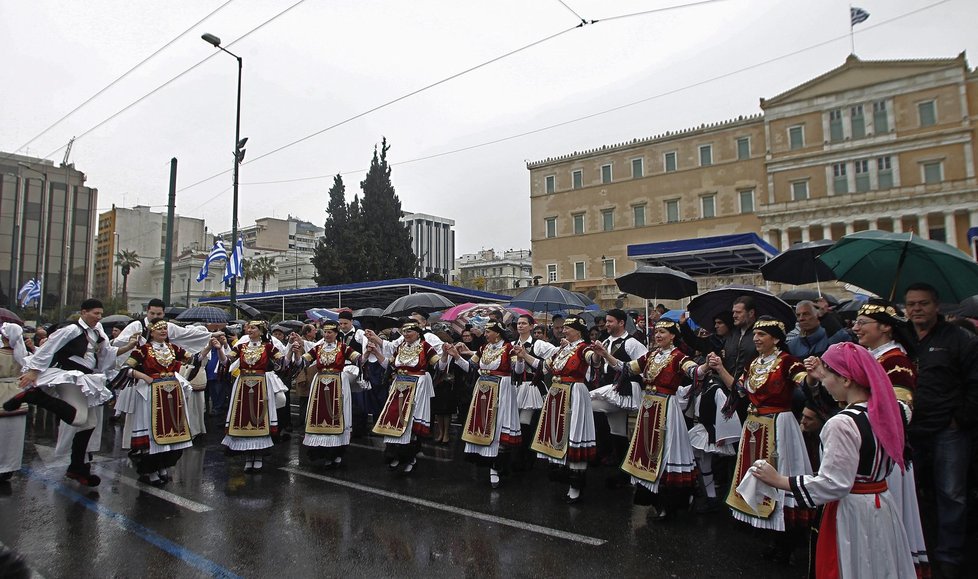 Tisíce Řecků sledovaly v Athénách tradiční vojenskou přehlídku