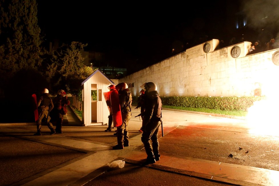 V řecké metropoli Athénách se demonstranti střetli s policií.