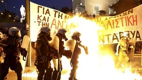 Demonstranti v centru Atén zaútočili v noci na policisty.