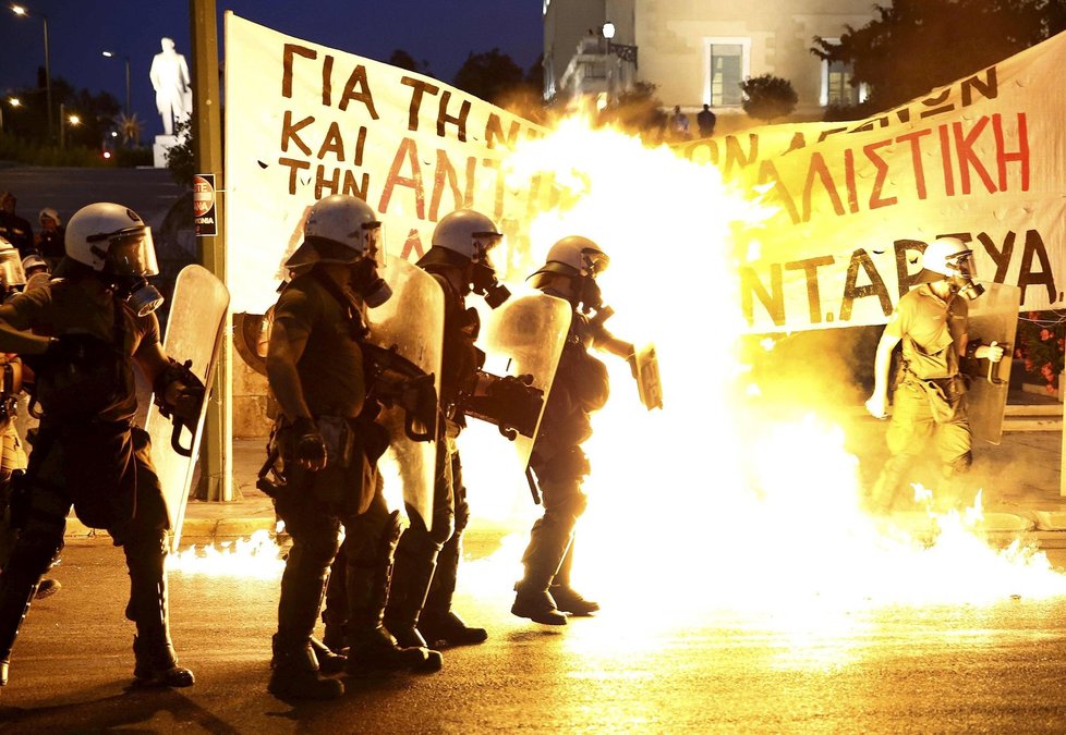 Demonstranti v centru Atén zaútočili v noci na policisty.