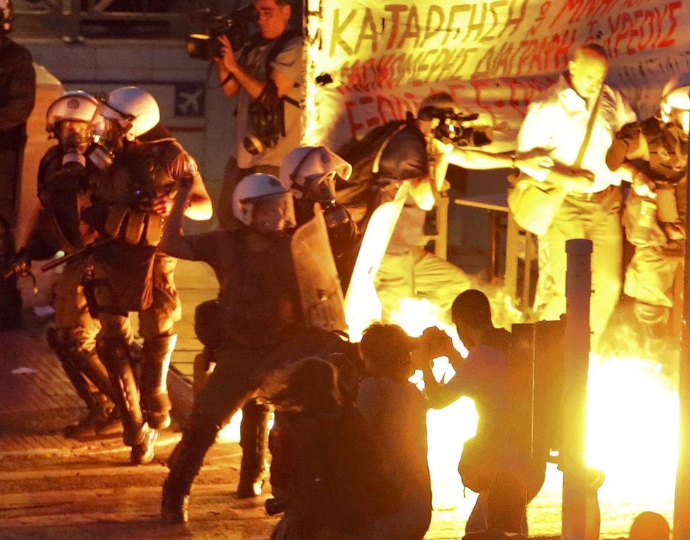 Demonstranti v centru Atén zaútočili na policisty.