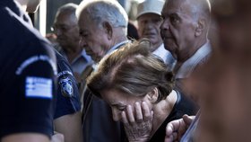 Smutné obličeje seniorů v tlačenici před bankou v Athénách