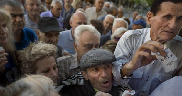 Řečtí důchodci se perou o peníze: Banky vzali útokem!