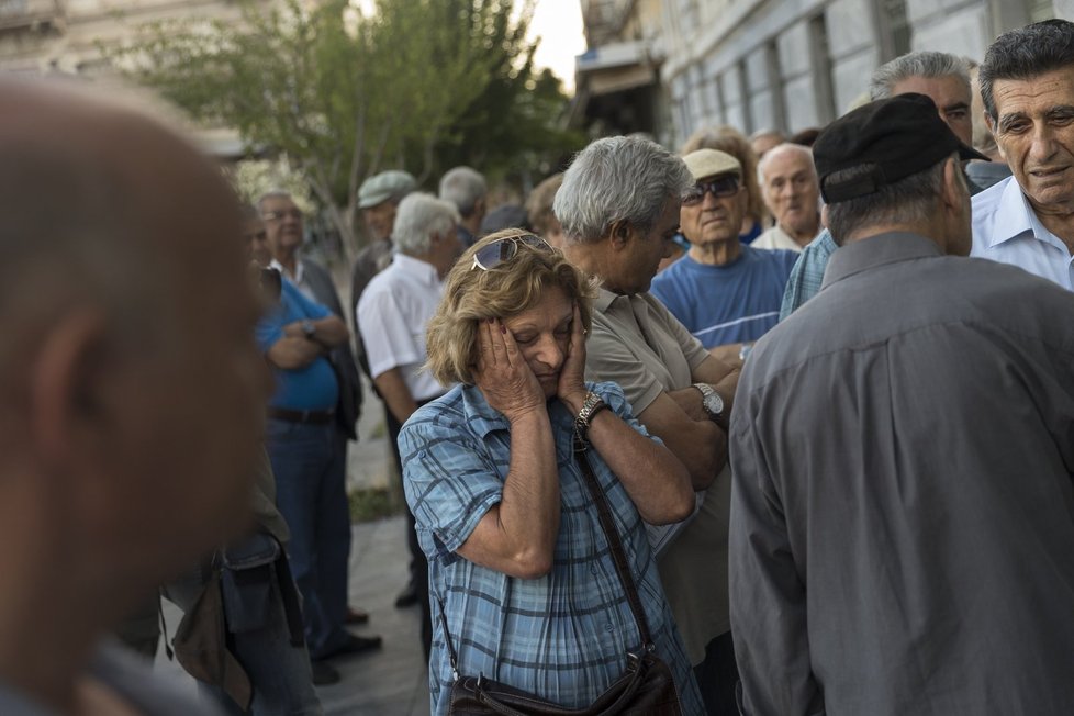 Nekonečné fronty a tlačenice, to je teď návštěva řecké banky
