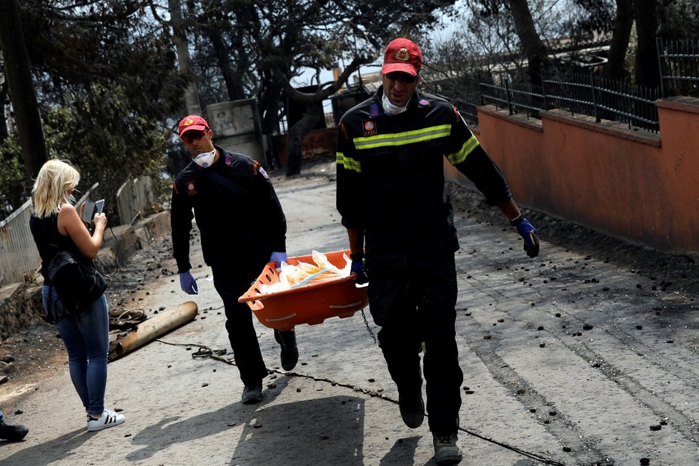 Počet obětí požáru východně od Atén stoupl na 79, informoval řecký hasičský sbor. Raněno bylo nejméně 187 lidí