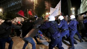V Řecku museli policisté potlačovat malý protest proti Angele Merkelové (11.1.2019)