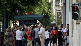 Řekové hromadně vybírají své úspory z bank.
