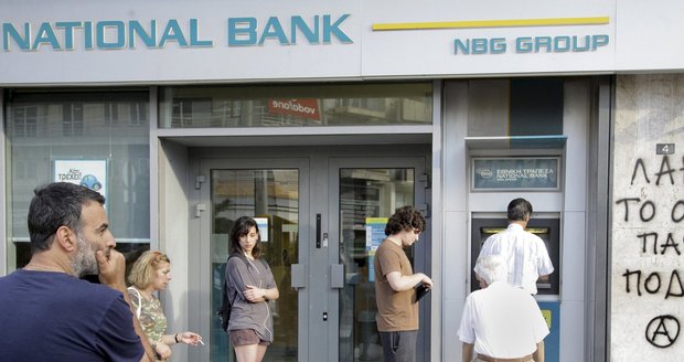 Řekové hromadně vybírají své úspory z bank. (Ilustrační foto)
