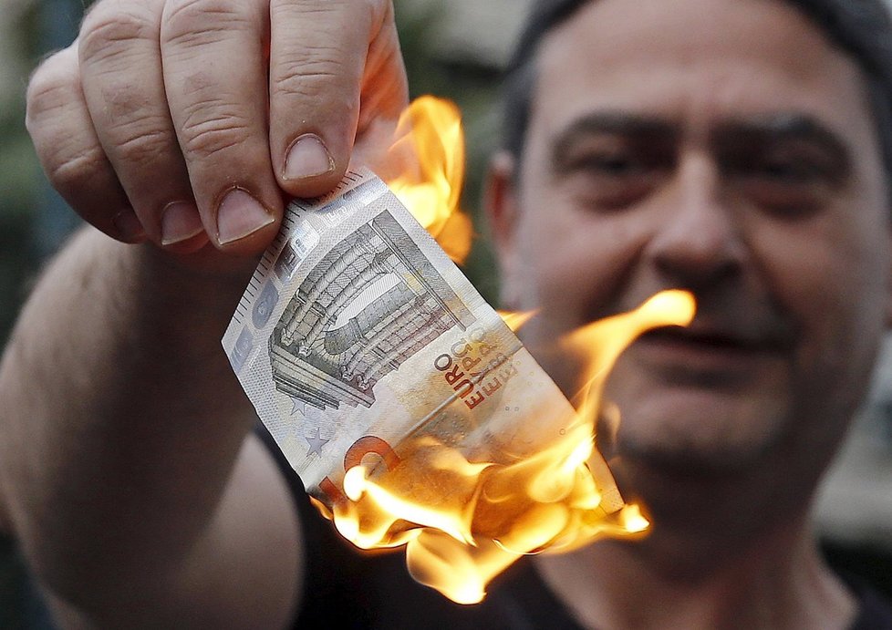 Řekové hromadně vybírají své úspory z bank.
