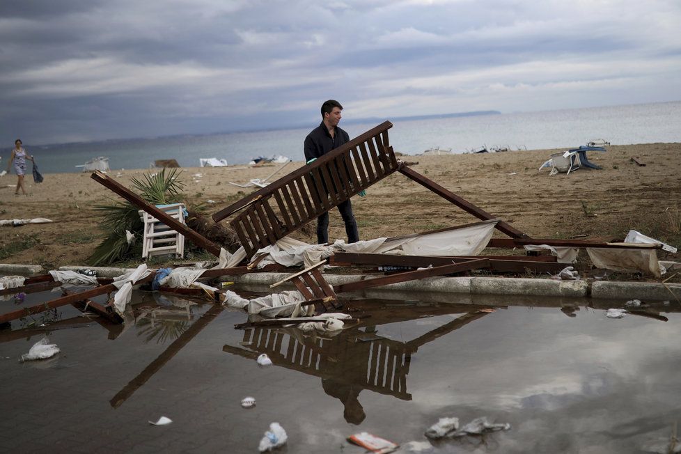 V Řecku pokračuje odklízení škod, které způsobila bouře na poloostrově Chalkidiki (12. 7. 2019)