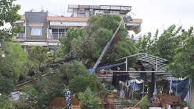 V Řecku pokračuje odklízení škod, které způsobila bouře na poloostrově Chalkidiki (12. 7. 2019)