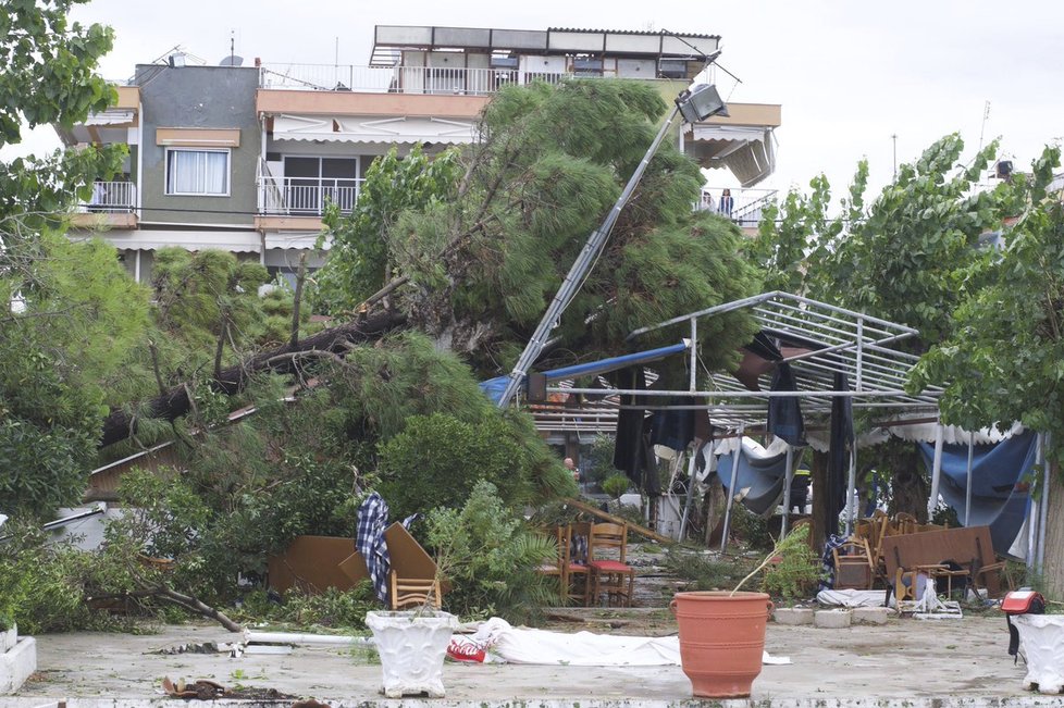 Odklízení škod v Řecku na poloostrově Chalkidiki