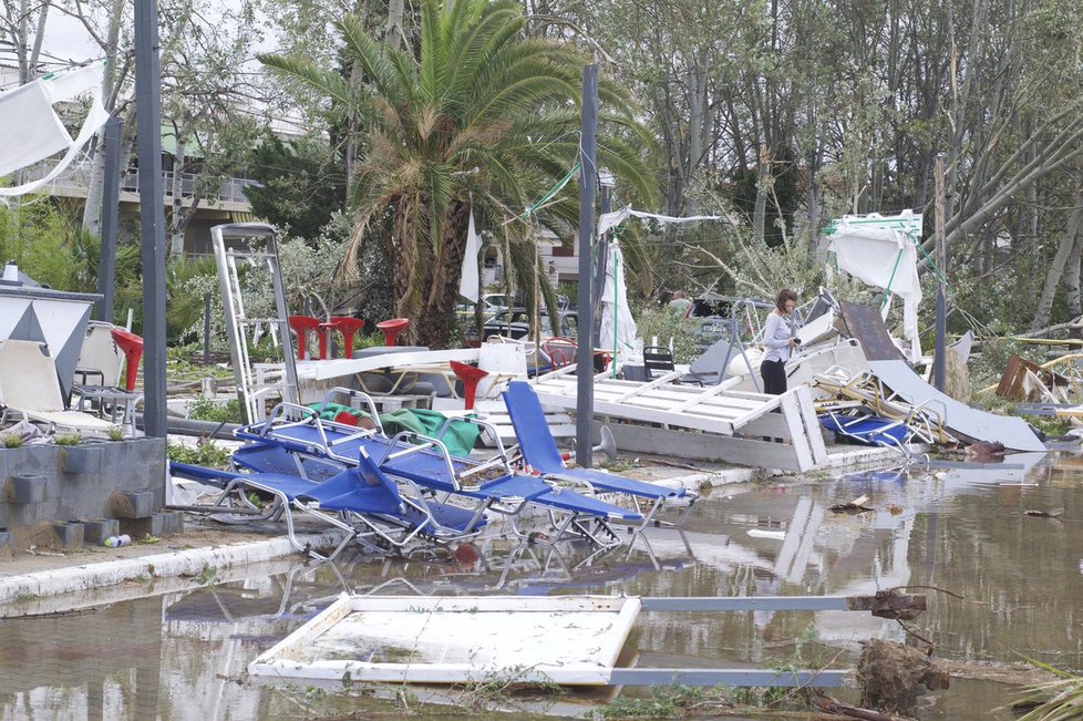 Odklízení škod v Řecku na poloostrově Chalkidiki