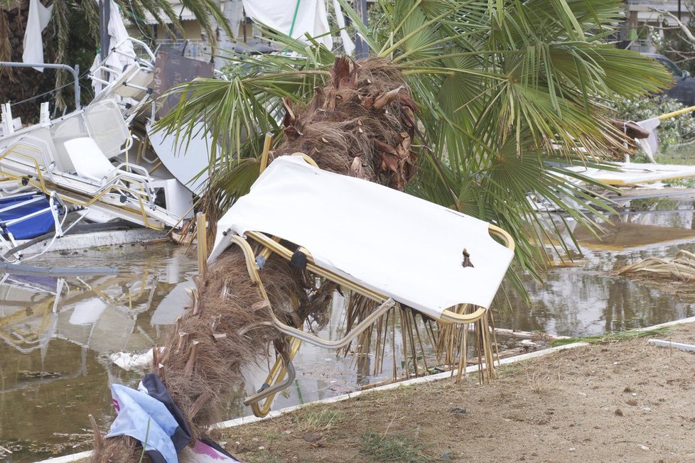 Odklízení škod v Řecku na poloostrově Chalkidiki