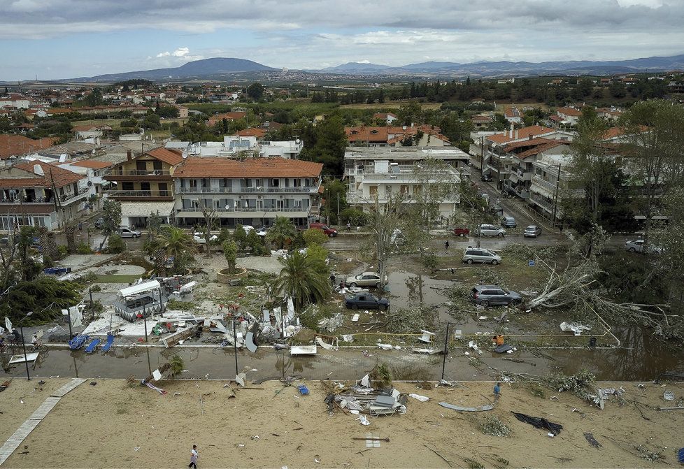 Poničené pláže, šest mrtvých osob. Bouře pustošila řecký poloostrov Chalkidiki (11. 7. 2019).