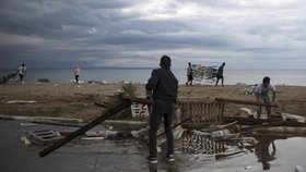 Poničené pláže, šest mrtvých osob. Bouře pustošila řecký poloostrov Chalkidiki (11. 7. 2019).