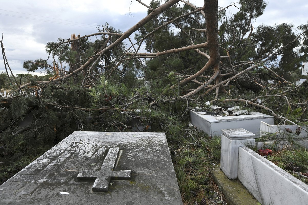 Poničené pláže, šest mrtvých osob. Bouře pustošila řecký poloostrov Chalkidiki (11. 7. 2019)