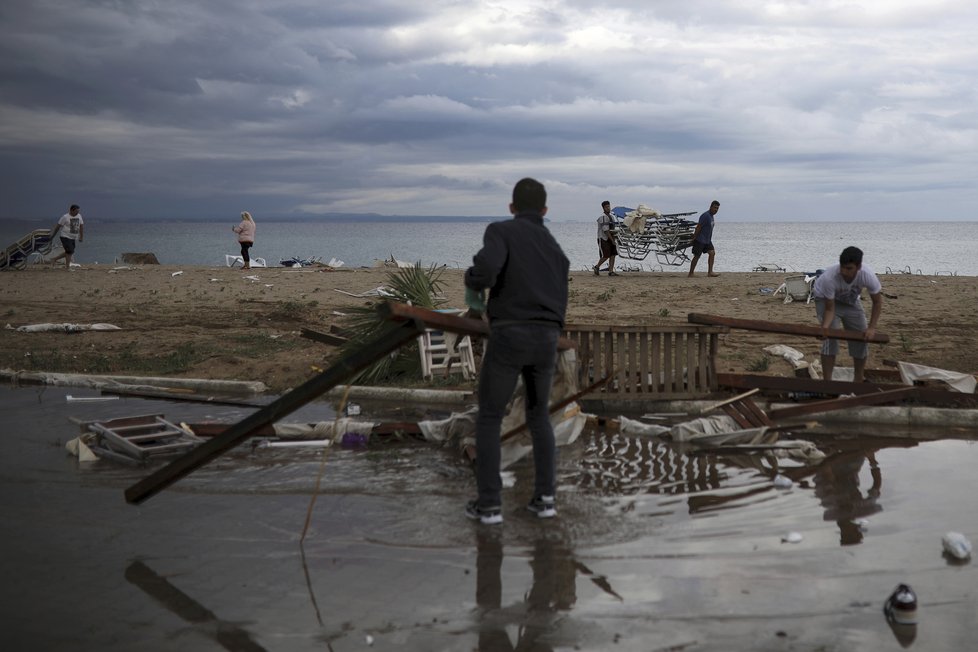 Poničené pláže, sedm mrtvých osob. Bouře pustošila řecký poloostrov Chalkidiki (11. 7. 2019)