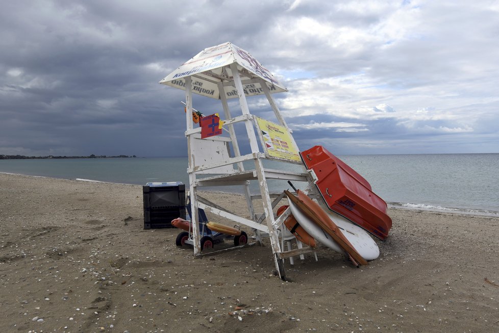 Poničené pláže, sedm mrtvých osob. Bouře pustošila řecký poloostrov Chalkidiki (11. 7. 2019)