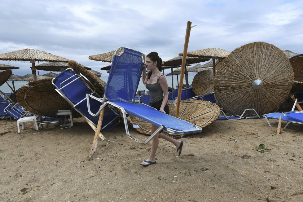 Poničené pláže, sedm mrtvých osob. Bouře pustošila řecký poloostrov Chalkidiki (11. 7. 2019)