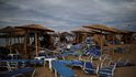 Další škody středeční bouře jsou vidět i na pláži v řecké vesnici Nea Plagia