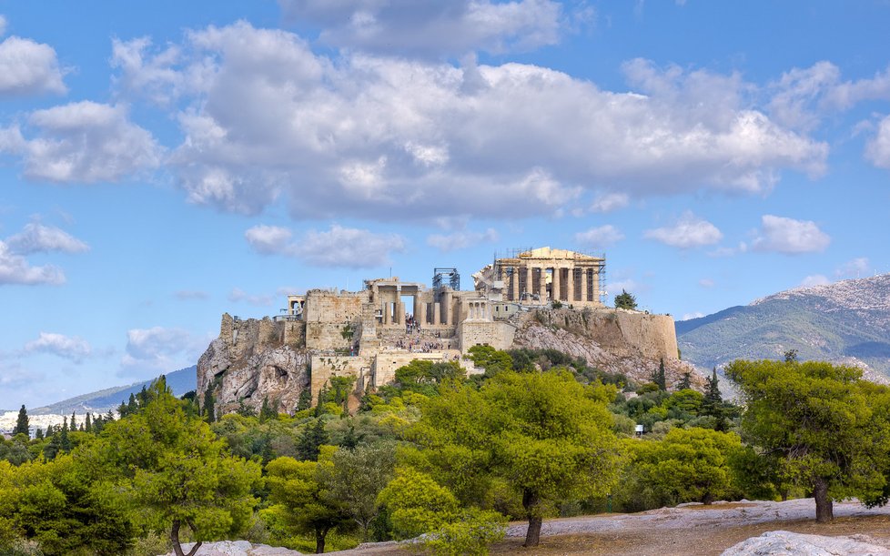 Akropole je snad nejznámější turistickou atrakcí Řecka.