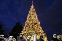 Řecko: Policisté museli chránit vánoční strom!