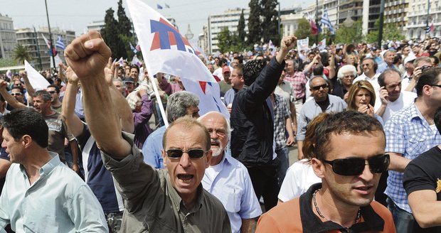 Lidé v Řecku demonstrovali kvůli finanční situaci státu. Nyní Řecko vyhlásí bankrot!