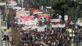 V ulicích Atén demostrují Řekové proti úsporným opatřením vlády, které by měly zabránit státnímu krachu.