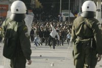 V Řecku pohřbili studenta, násilnosti pokračují