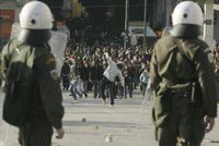 V Řecku pohřbili studenta, násilnosti pokračují