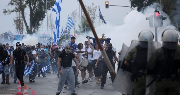 Rada Merkelové a spor o název Makedonie: Rozvášnění Řekové to schytali slzným plynem