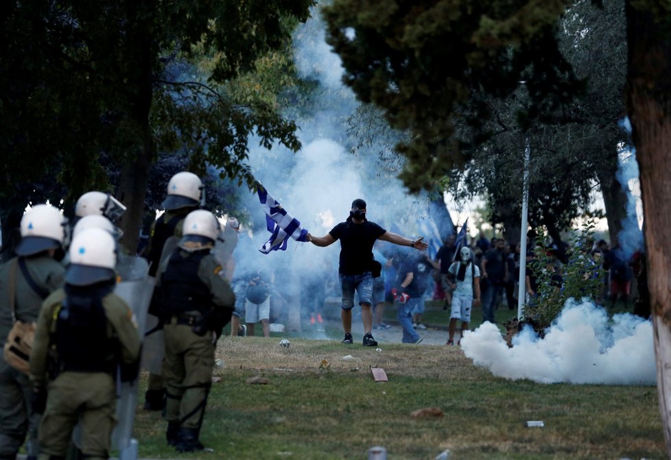 Skupina demonstrantů se podle agentury Reuters od davu odtrhla a začala na policii házet kamení, bezpečnostní složky reagovaly použitím slzného plynu.