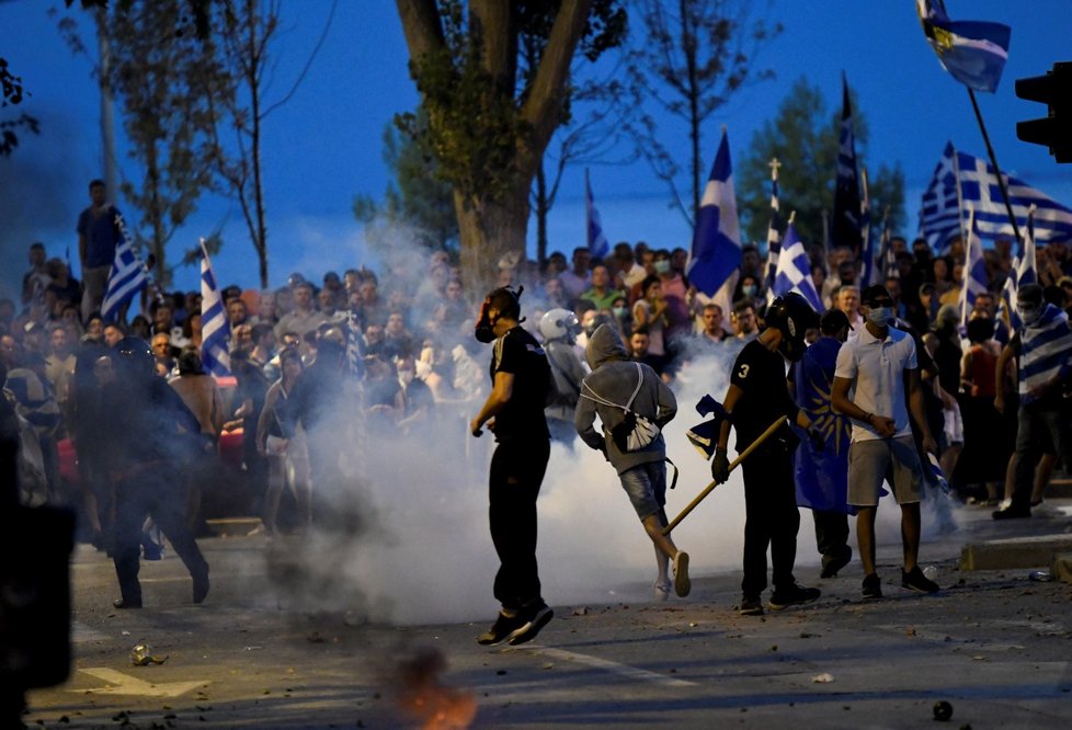 Televize odvysílala záběry, na kterých pořádková policie vyháněla demonstranty z okolí bezpečnostních bariér u komplexu, kde se koná každoroční mezinárodní veletrh obchodu, na kterém měl promluvit premiér.