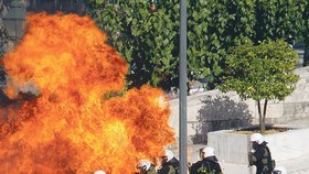 Útočníci při demonstracích házeli na útočníky zápalné lahve