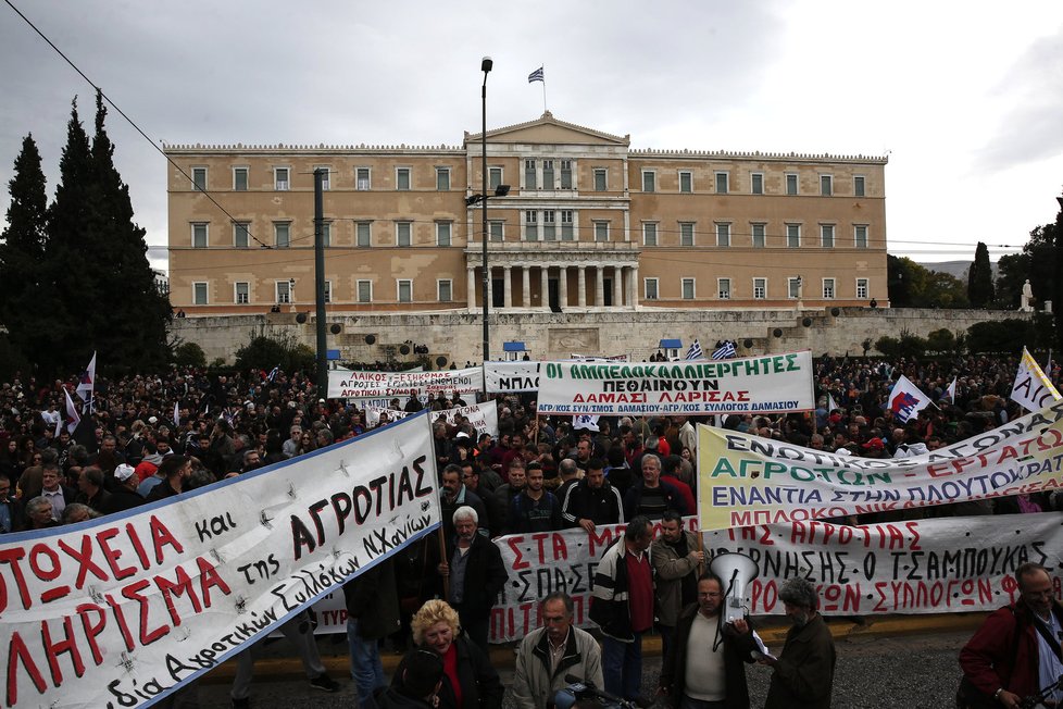 Řečtí farmáři pokračují v protestech.