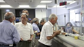 Vybrat v bance si Řekové mohou jen 420 eur týdně, důchodci dokonce jen 300.