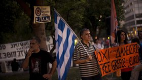 Demonstranti u řeckého parlamentu v Aténách vyjádřili nesouhlas s dohodou s evropskými věřiteli