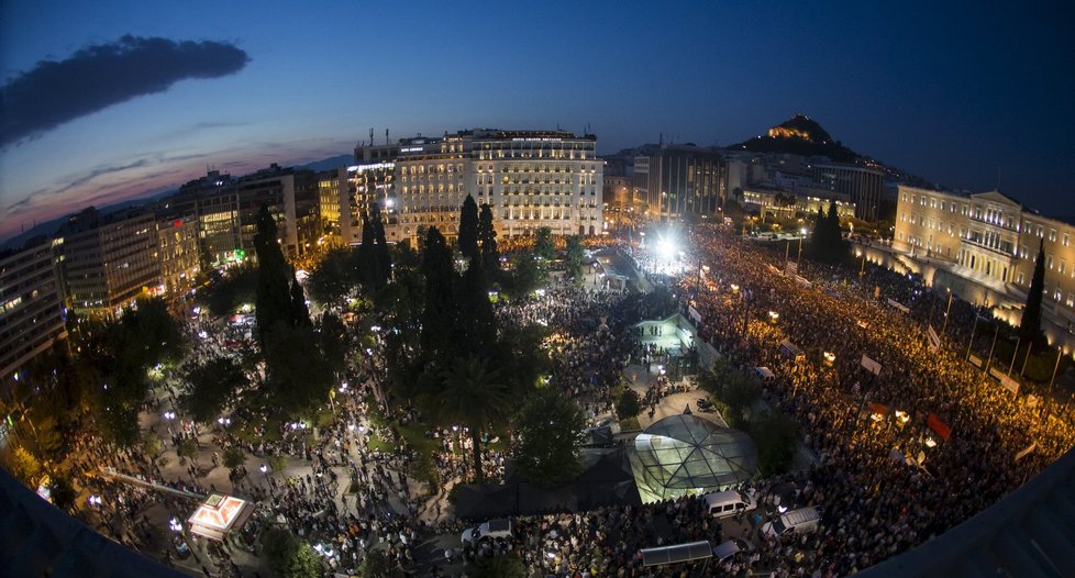 Protest v Aténách proti úsporným opatřením