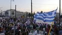 Demonstranti v Řecku proti úsporám.